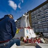 Klinika Gemelli: papież zdalnie uczestniczy w rekolekcjach, podejmuje terapię