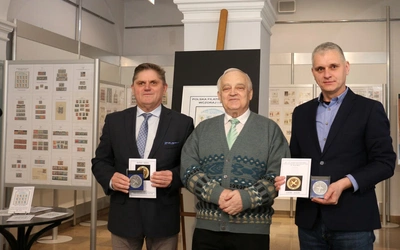 Kazimierz Gołębiowski wręczył Leszkowi Ruszczykowi i Krzysztofowi Skarżyckiemu medale 90-lecia działalności stowarzyszenia.