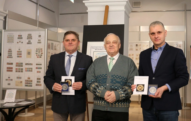 Kazimierz Gołębiowski wręczył Leszkowi Ruszczykowi i Krzysztofowi Skarżyckiemu medale 90-lecia działalności stowarzyszenia.