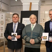 Kazimierz Gołębiowski wręczył Leszkowi Ruszczykowi i Krzysztofowi Skarżyckiemu medale 90-lecia działalności stowarzyszenia.