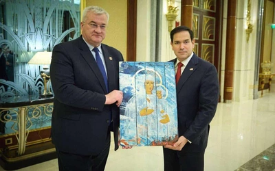 Minister Spraw Zagranicznych Ukrainy Andrij Sybiha przekazuje ikonę Matki Bożej sekretarzowi stanu USA Marco Rubio