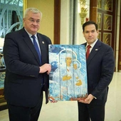Minister Spraw Zagranicznych Ukrainy Andrij Sybiha przekazuje ikonę Matki Bożej sekretarzowi stanu USA Marco Rubio