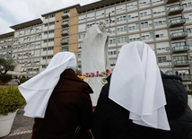 Osłabiony głos i magisterium kruchości
