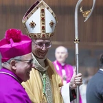Biskupi podczas modlitwy za papieża Franciszka