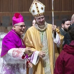 Biskupi podczas modlitwy za papieża Franciszka