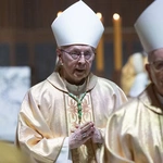 Biskupi podczas modlitwy za papieża Franciszka