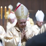 Biskupi podczas modlitwy za papieża Franciszka