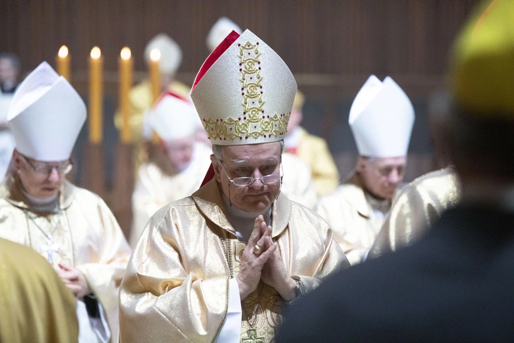 Biskupi podczas modlitwy za papieża Franciszka