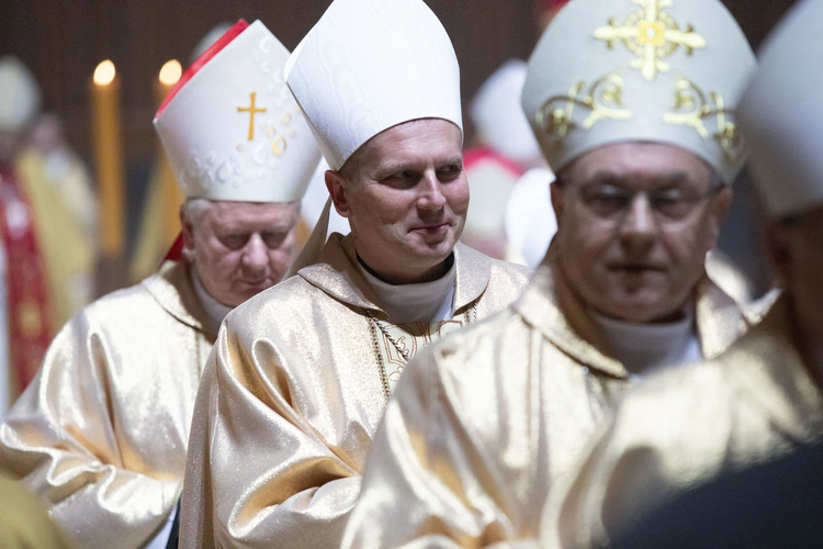Biskupi podczas modlitwy za papieża Franciszka