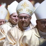 Biskupi podczas modlitwy za papieża Franciszka