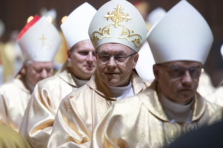 Biskupi podczas modlitwy za papieża Franciszka