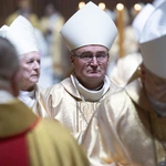Biskupi podczas modlitwy za papieża Franciszka