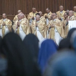 Biskupi podczas modlitwy za papieża Franciszka