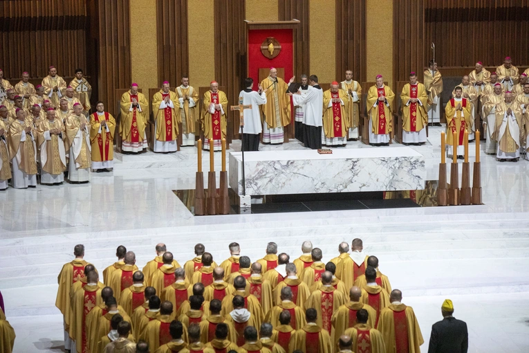 Biskupi podczas modlitwy za papieża Franciszka