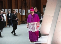 Biskupi podczas modlitwy za papieża Franciszka