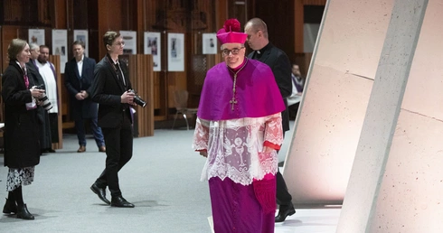 Biskupi podczas modlitwy za papieża Franciszka