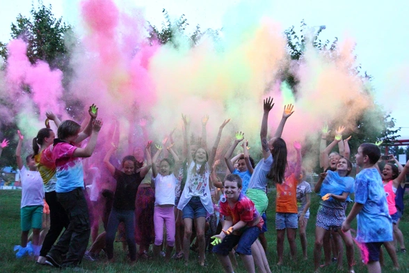 Hindusi na całym świecie świętują Holi