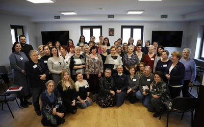 Drugi dzień rekolekcji to czas konferencji, warsztatów, pracy nad sobą, a wszystko w atmosferze kobiecości, radości i wsparcia.
