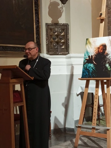 Wyciągnięta dłoń, otwarte serce