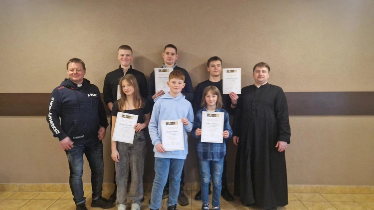 Ministranci czytają Biblię