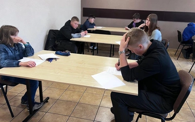 Ministranci czytają Biblię
