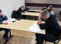 Ministranci czytają Biblię