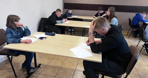 Ministranci czytają Biblię