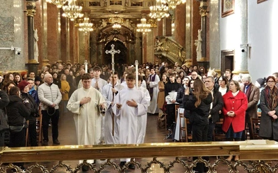 Bp Adrian Put na Jasnej Górze zachęcał maturzystów do spojrzenia w niebo
