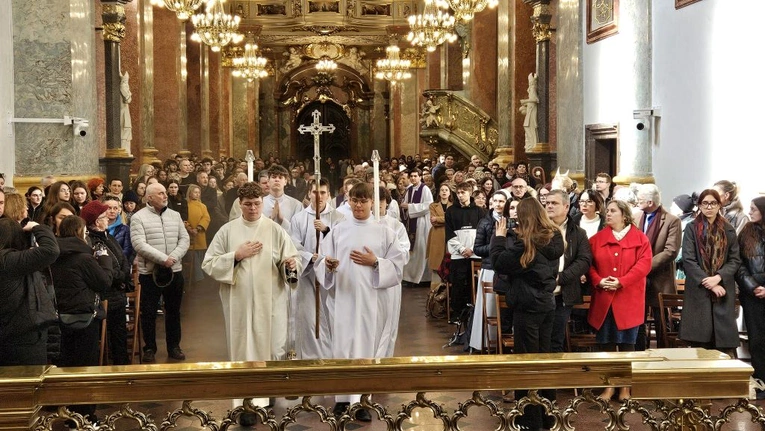 Bp Adrian Put na Jasnej Górze zachęcał maturzystów do spojrzenia w niebo