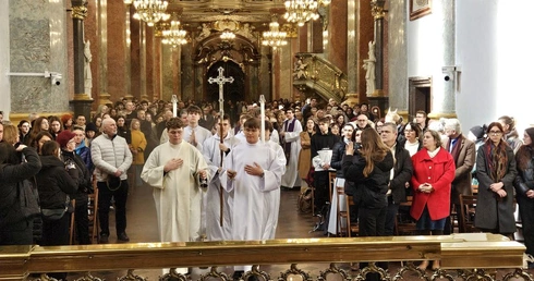 Bp Adrian Put na Jasnej Górze zachęcał maturzystów do spojrzenia w niebo