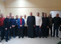 Uczestnicy z ks. Mariuszem Pałganem.