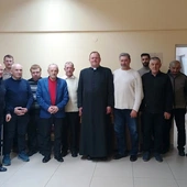 Uczestnicy z ks. Mariuszem Pałganem.