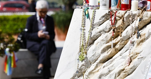 Przed kliniką Gemelli