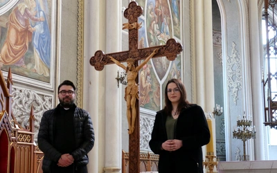 Jagoda Wojciechowska i ks. Adrian Jakubiak zapraszają młodzież do wspólnego działania.