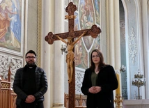 Jagoda Wojciechowska i ks. Adrian Jakubiak zapraszają młodzież do wspólnego działania.