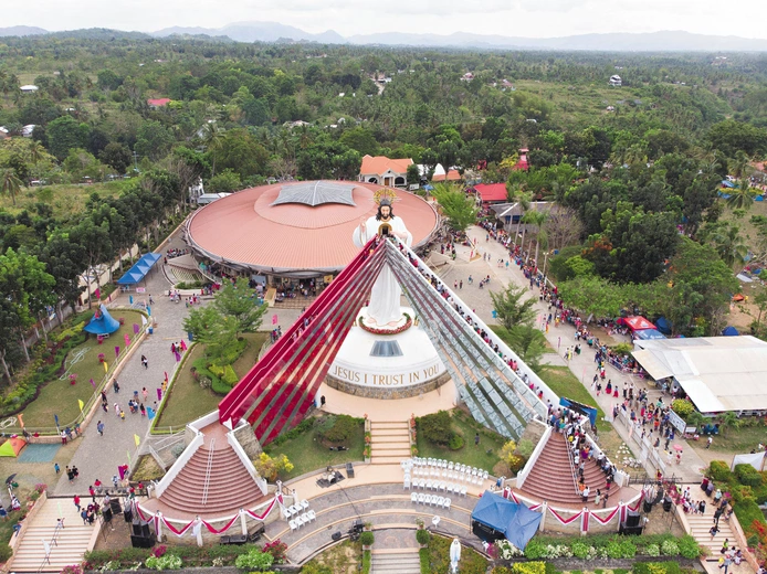 El Salvador na Filipinach – sanktuarium ze statuą Jezusa Miłosiernego. W Jego sercu jest kaplica z Najświętszym Sakramentem