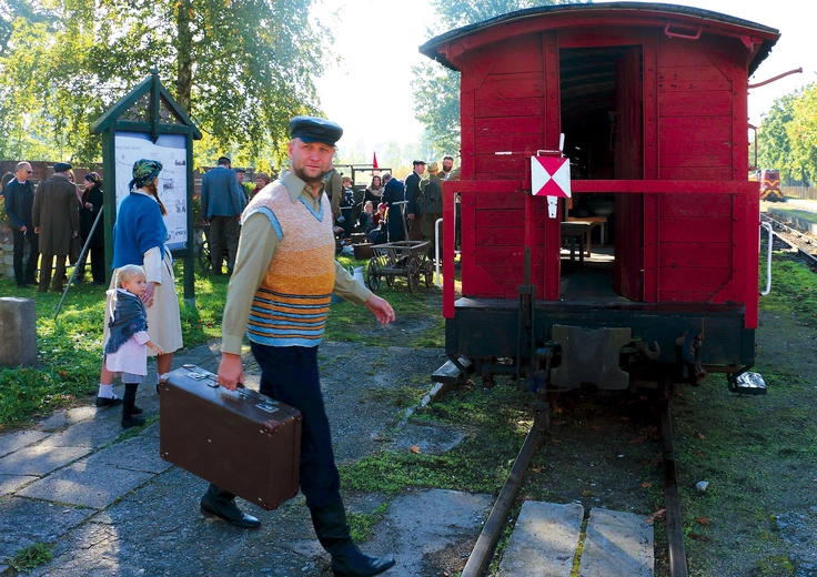 	O trudnych początkach pierwszych osadników na Żuławach przypominają także coroczne inscenizacje, przygotowywane przez grupy rekonstrukcyjne i mieszkańców.