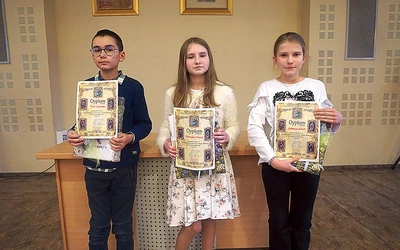 	Laureaci: Weronika Mroncz, uczennica SP nr 47 w Bytomiu- -Stolarzowicach (w środku), Piotr Uniowski z SP nr 10 w Gliwicach-Wójtowej Wsi i Antonina Kokot z SP nr 45 w Bytomiu-Szombierkach. 