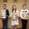 	Laureaci: Weronika Mroncz, uczennica SP nr 47 w Bytomiu- -Stolarzowicach (w środku), Piotr Uniowski z SP nr 10 w Gliwicach-Wójtowej Wsi i Antonina Kokot z SP nr 45 w Bytomiu-Szombierkach. 