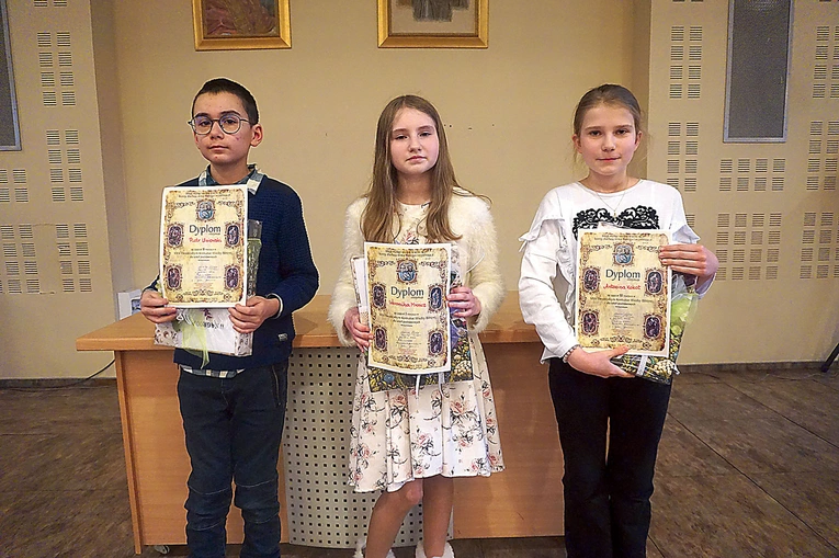	Laureaci: Weronika Mroncz, uczennica SP nr 47 w Bytomiu- -Stolarzowicach (w środku), Piotr Uniowski z SP nr 10 w Gliwicach-Wójtowej Wsi i Antonina Kokot z SP nr 45 w Bytomiu-Szombierkach. 