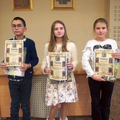 	Laureaci: Weronika Mroncz, uczennica SP nr 47 w Bytomiu- -Stolarzowicach (w środku), Piotr Uniowski z SP nr 10 w Gliwicach-Wójtowej Wsi i Antonina Kokot z SP nr 45 w Bytomiu-Szombierkach. 