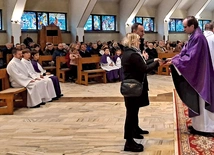 Mszy św. z udziałem małżonków przewodniczył ks. Ryszard Piętka.