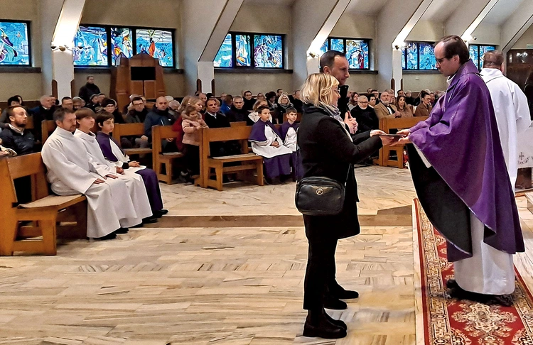 Mszy św. z udziałem małżonków przewodniczył ks. Ryszard Piętka.