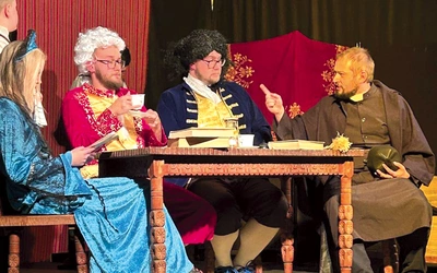 	Grupa Ufa Fisa na scenie Muzeum Kultury Wilamowskiej.