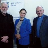 	Od lewej: Piotr Kenig, Marta Dąbrowska i ks. Tomasz Sroka – prelegenci konferencji „Cmentarz w Białej żyje w naszej pamięci”.
