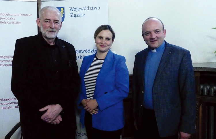 	Od lewej: Piotr Kenig, Marta Dąbrowska i ks. Tomasz Sroka – prelegenci konferencji „Cmentarz w Białej żyje w naszej pamięci”.