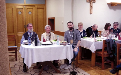 	Wieczór sederowy (od lewej): Ariel Berkowitz, jego żona D’vorah i Franciszek Cebula. 	