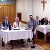 	Wieczór sederowy (od lewej): Ariel Berkowitz, jego żona D’vorah i Franciszek Cebula. 	