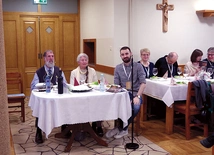	Wieczór sederowy (od lewej): Ariel Berkowitz, jego żona D’vorah i Franciszek Cebula. 	