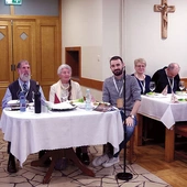 	Wieczór sederowy (od lewej): Ariel Berkowitz, jego żona D’vorah i Franciszek Cebula. 	